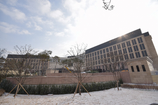 인천공항 국제업무단지(IBC)에 들어서는 복합리조트 파라다이스시티가 공사를 완료하고 4월 개장을 목표로 준비에 들어갔다고 16일 밝혔다.'아트테인먼트 복합리조트'를 표방하는 파라다이스시티는 한국 관광산업을 선도해 온 파라다이스그룹이 45년간의 운영 노하우를 집약해 인천 영종도에 건립한 글로벌 복합리조트다. 사용승인이 완료됨에 따라 오는 4월 공식 개장할 계획이다.  파라다이스시티 제공